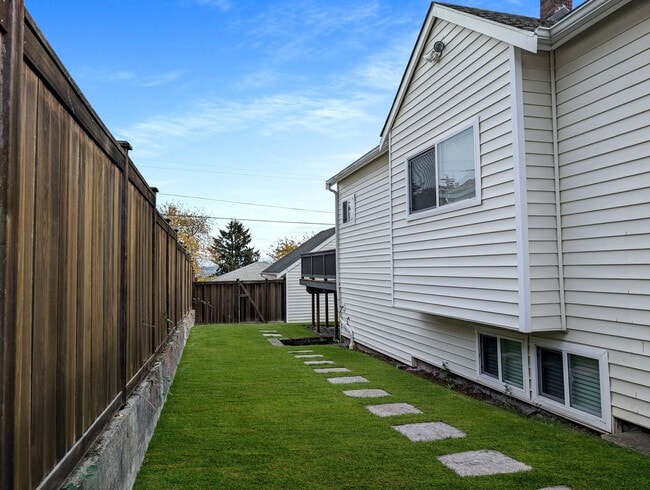 Building Photo - Elegant 3-Bedroom Home with Exceptional Craftsmanship in West Seattle