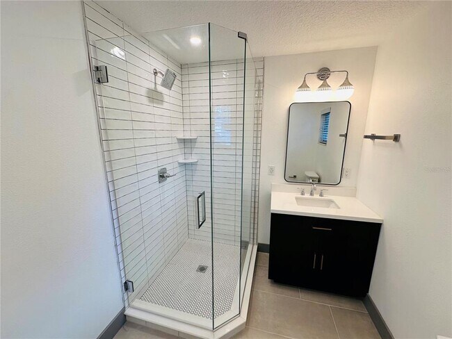 Building Photo - 1304 E Gore St