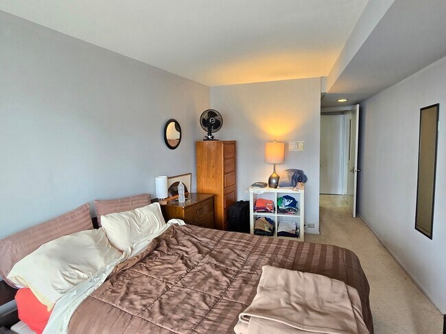 Building Photo - 300 N State St