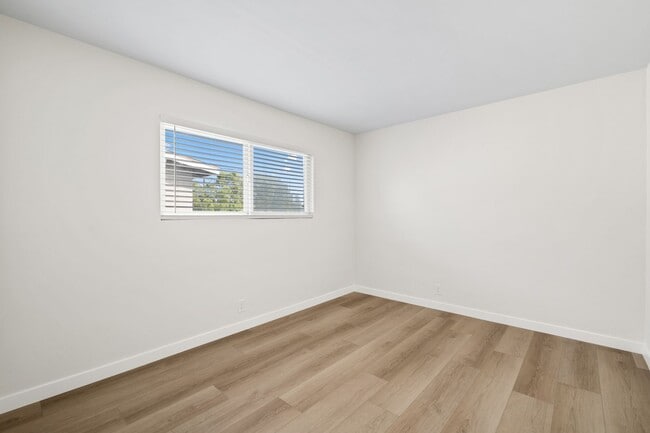 Building Photo - 121 E Bay St
