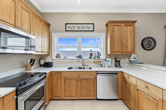 Building Photo - 1242 W Lagoon Ave