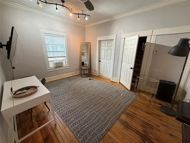 Building Photo - 824 E University Ave