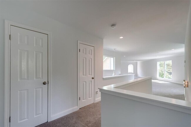 Building Photo - 818 Silvergate Dr