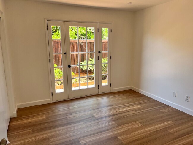 Building Photo - Updated 3 bedroom Home