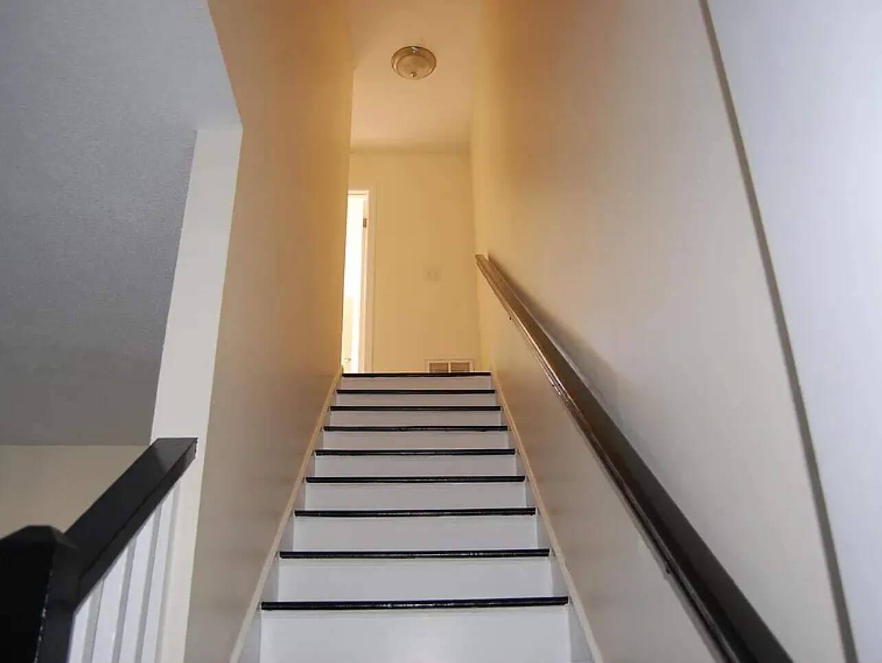 Building Photo - Room in Townhome on Fargo St