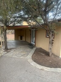Building Photo - 3 Bedroom, 1 Bath home located in Glenwood Springs.