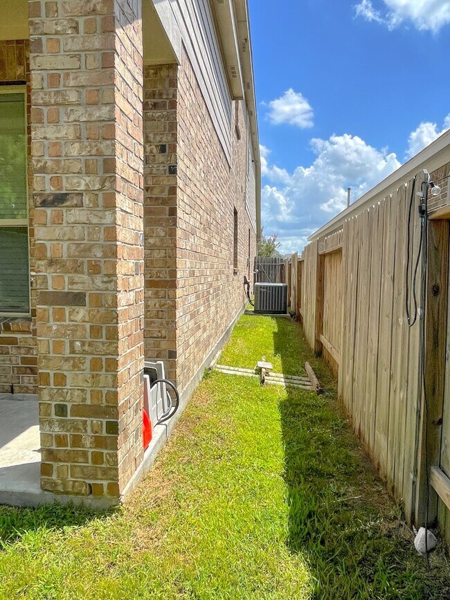 Building Photo - 21130 American Yellowwood Pl