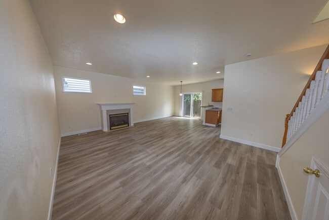 Building Photo - Three bedroom home in Orchards. - JUST UPDATED