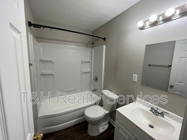 Building Photo - 3831 Bennett Dr