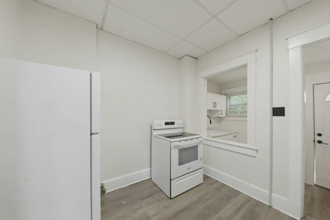 Building Photo - 1400 Woodlawn Ave