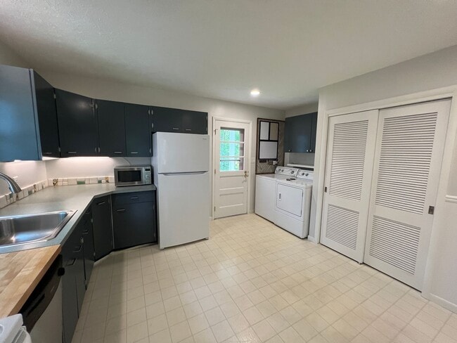 Building Photo - The Little Bungalow of Your Dreams Near East Bay! 2BR / 1BA Long-Term Rental