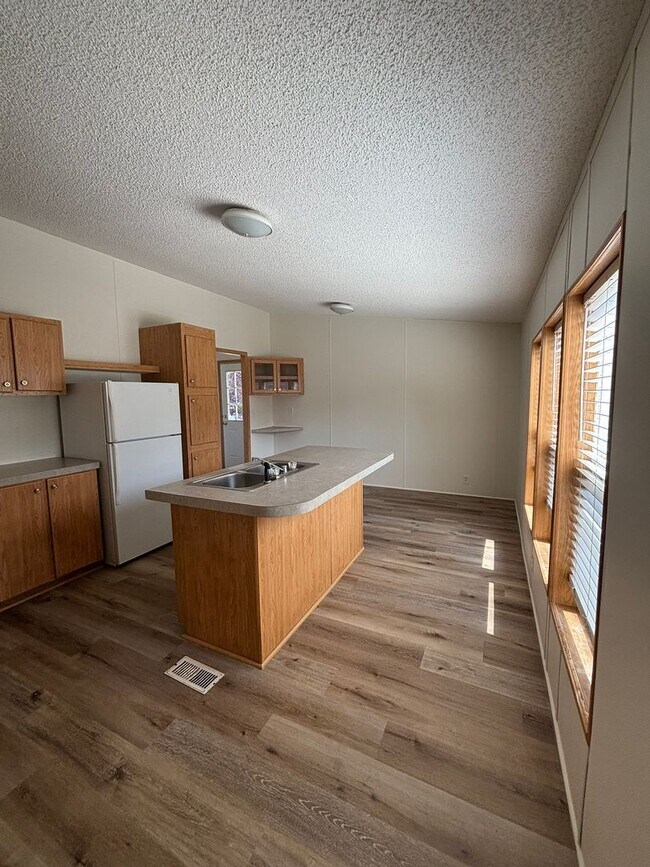 Building Photo - 221 Silver Maple Dr