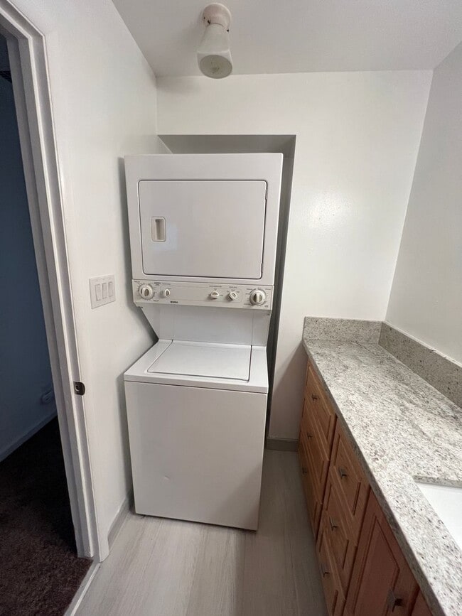 Building Photo - Beautiful 2 bedroom 1 Bath Duplex in Spark...