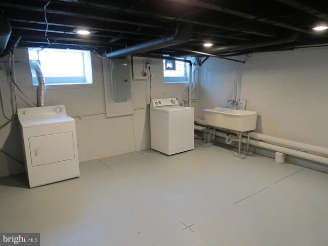 Building Photo - 240 Pensdale St