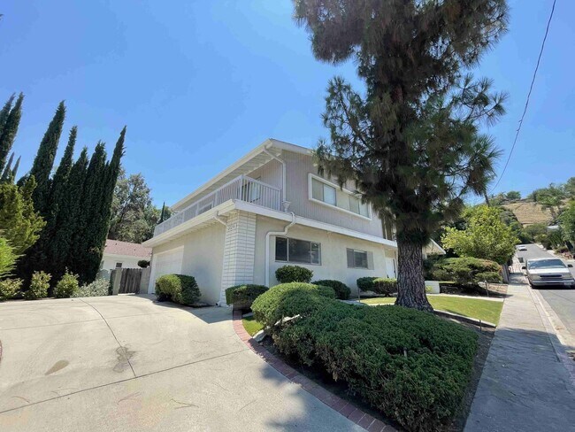 Building Photo - SOUTH OF THE BLVD. HOME IN WOODLAND HILLS!