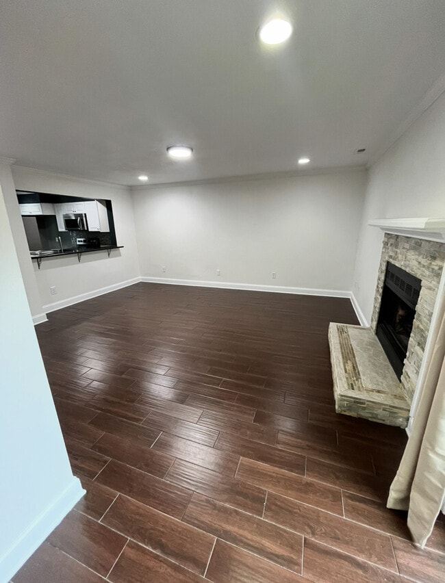 Building Photo - 1528 Jameson Dr