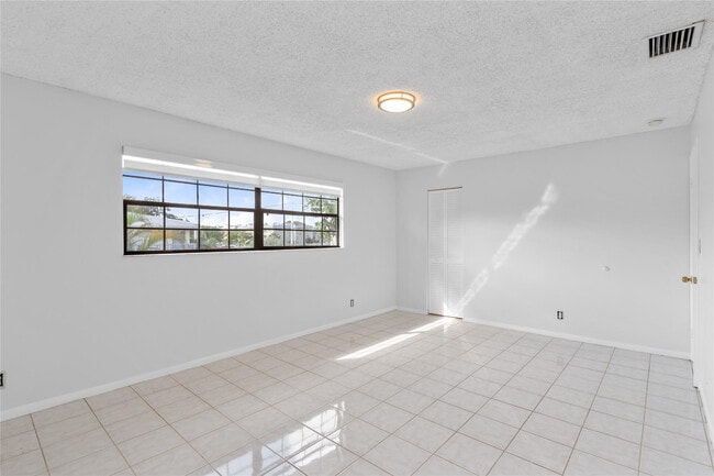 Building Photo - 608 NE 29th Dr