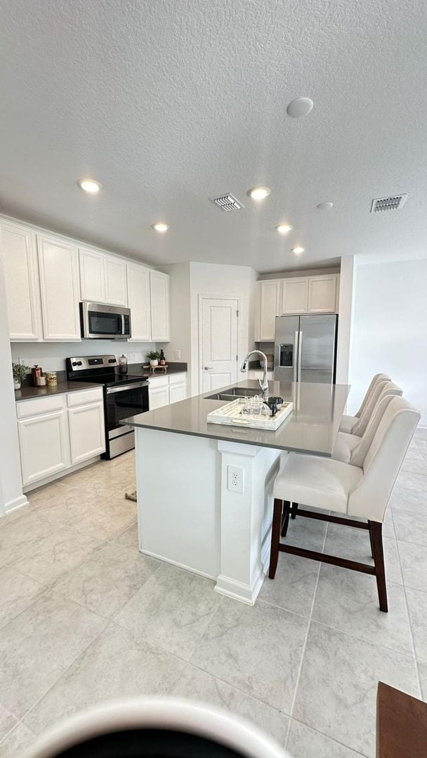 Building Photo - Bright & Open 4 Bed, 2 Bath Residence in Davenport!