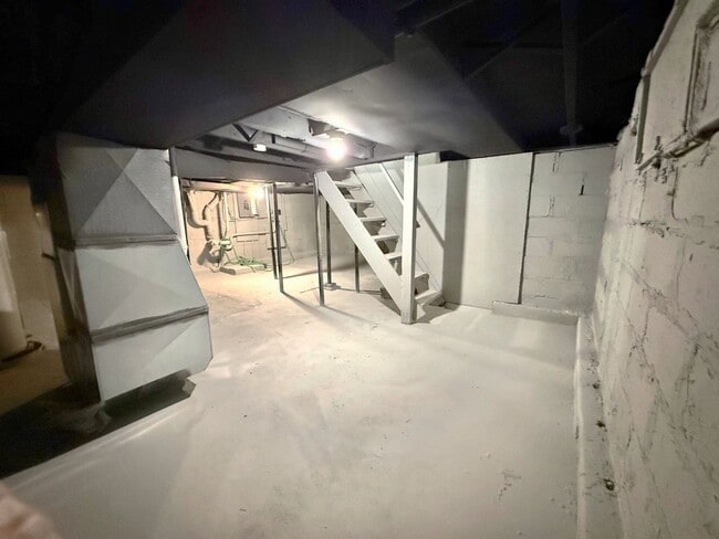 Building Photo - 924 Spring Ave NE