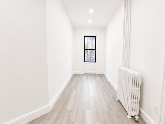 Building Photo - 428 56th St