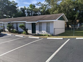 Building Photo - 1 bedroom, 1 bathroom Apartment - washer & dryer in unit! Clinton Avenue Dade City