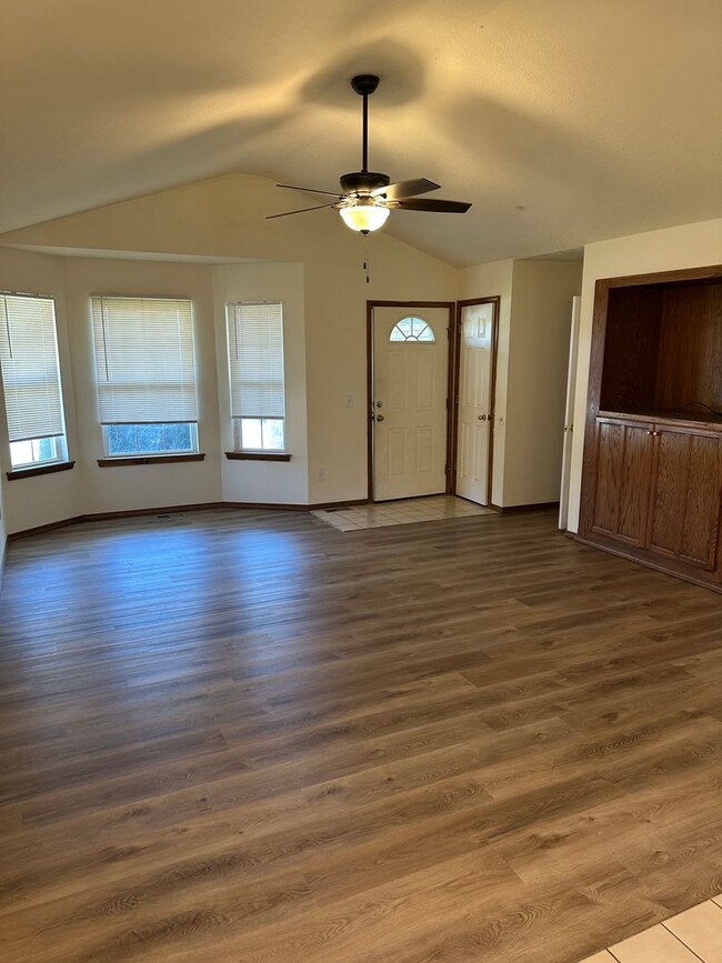 Building Photo - 863 S Hickory Ln