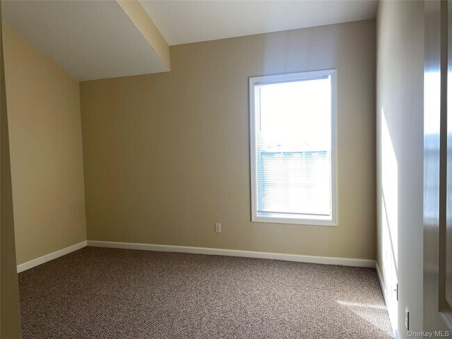 Building Photo - 11 Nicole Ct