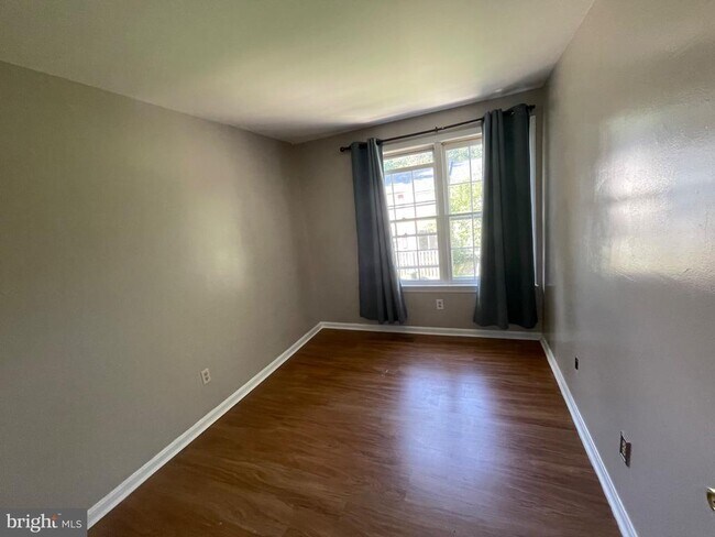 Building Photo - 10075 Maple Leaf Dr