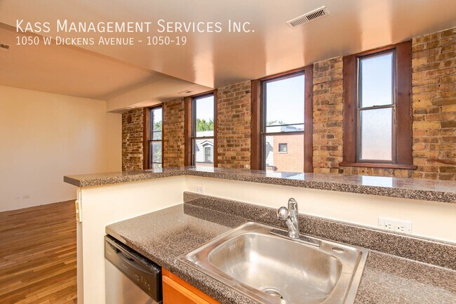 Building Photo - 1050 W Dickens Ave