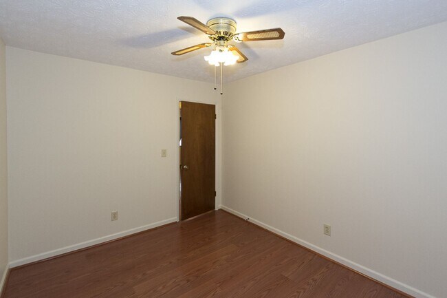 Building Photo - COMING SOON - Spacious 3 Bedroom, 2 Bathro...