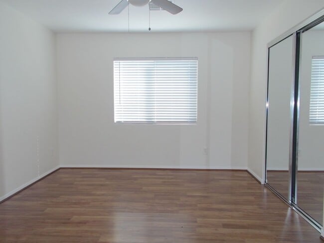 Building Photo - Come live the Las Vegas dream!