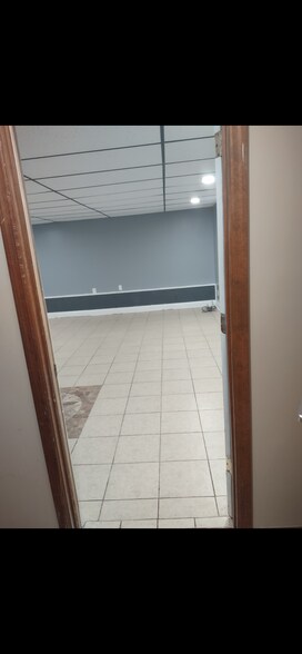 Building Photo - Room in House on New Crossing Trail E