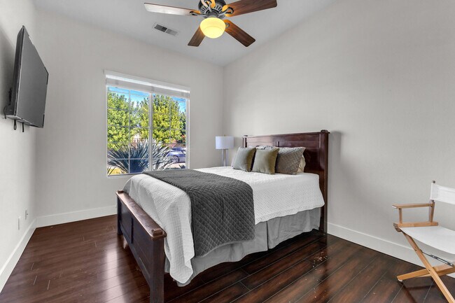 Building Photo - 35 Calle La Reina