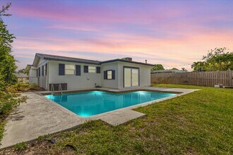 Building Photo - 533 Riverside Dr
