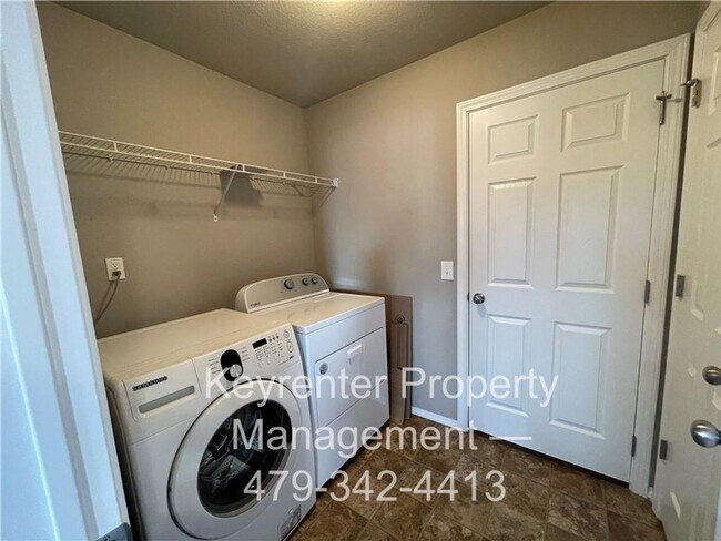 Building Photo - Spacious 3-Bedroom Springdale Home with Fenced Yard