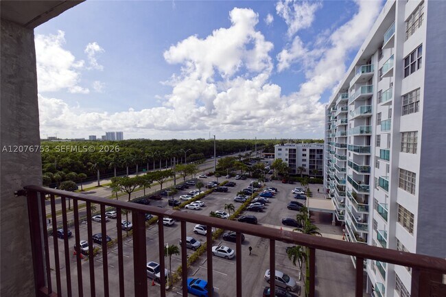 Building Photo - 806 N Miami Beach Blvd
