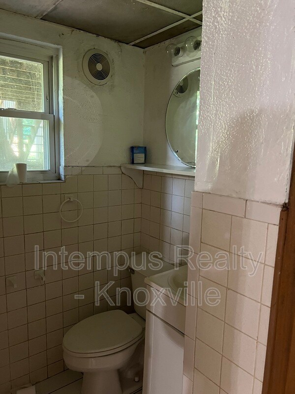 Building Photo - 5801 Ridgewood Rd