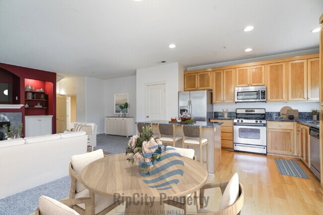 Building Photo - 1090 SW 170th Ave