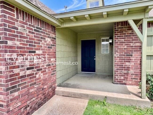 Building Photo - 4 Bed/2 Bath Home with Fenced Yard & Garage / Pet-Friendly / Available Now!