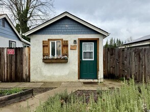 Building Photo - 1860 Rogue River Hwy