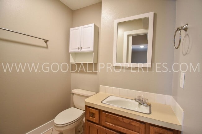 Building Photo - 2 Bedroom + Flex Rm/2 Bath Duplex with Garage