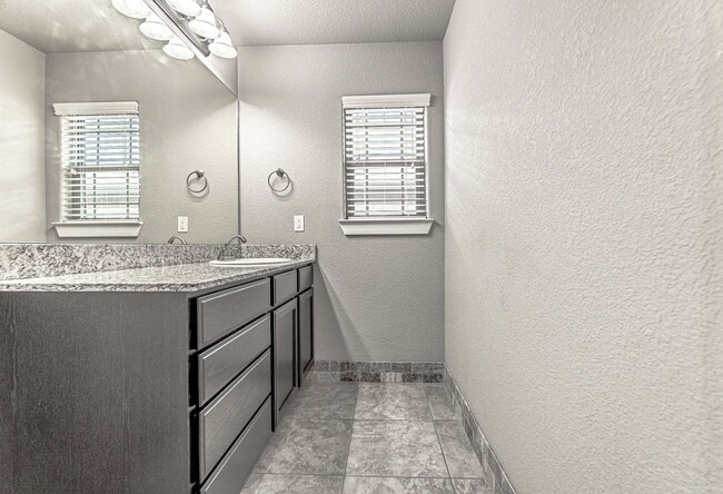 Building Photo - Perfect Bentonville Home!