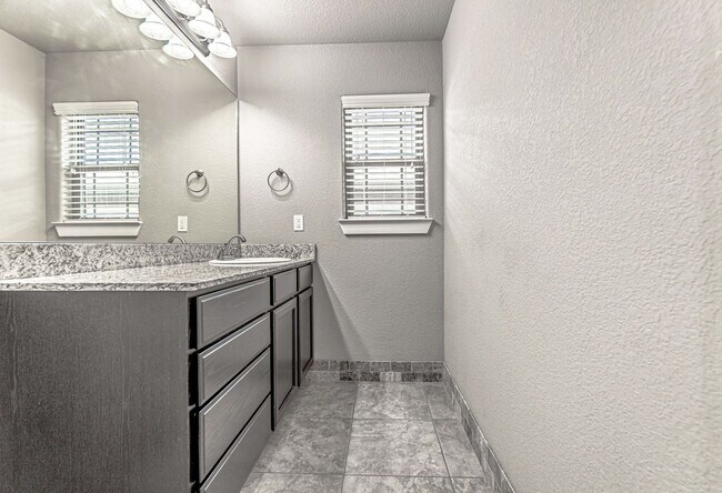 Building Photo - Welcome to the Perfect Bentonville Home!