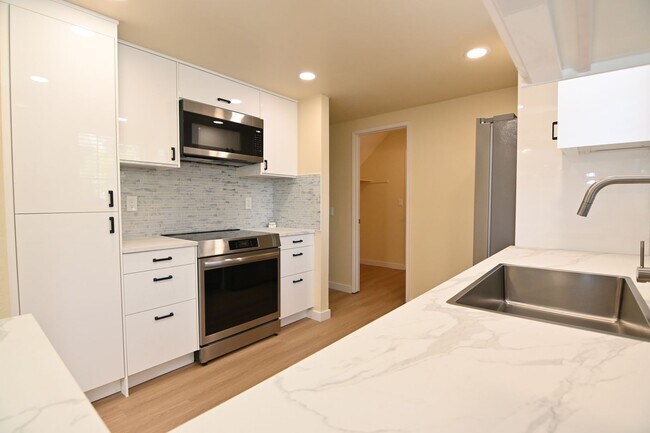 Building Photo - 347 W Rincon Ave