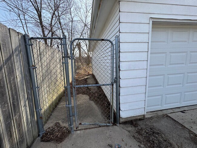 Building Photo - 3 bedroom 2 bath home in Bettendorf