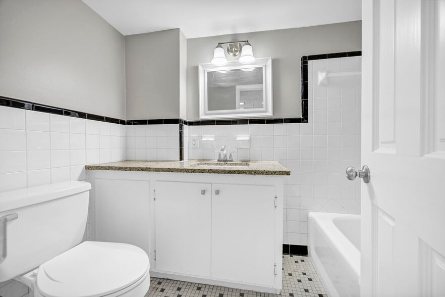 Building Photo - 842 Delverton Rd