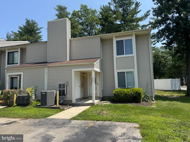 Building Photo - 220 Deerpark Ct