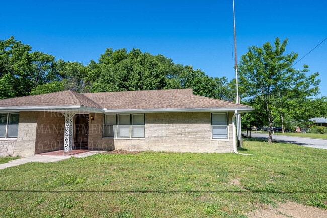 Building Photo - Charming 2 Bed, 1 Bath Duplex