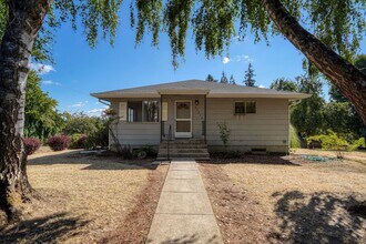 Building Photo - Wonderful 4 bedroom, 2 Bath on Oversized l...
