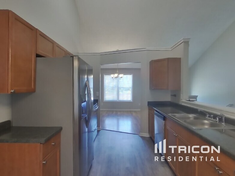Building Photo - 1440 Twin Manor Dr